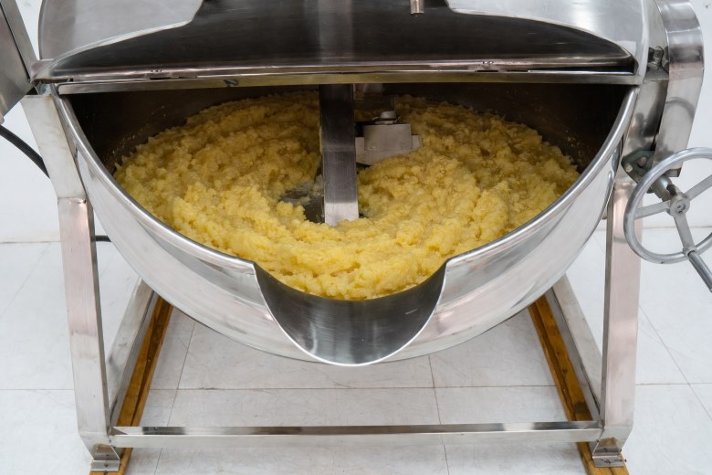 Chảo xào nhân có nâng suất gấp nhiều lần so với sên bằng tay