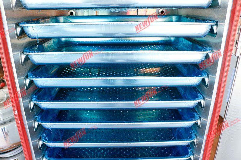 Khoảng cách giữa các khay không quá gần nhau