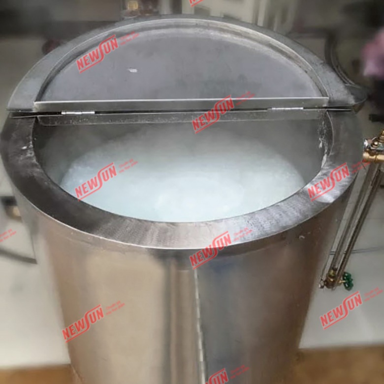 Cho lượng nguyên liệu phù hợp vào nồi