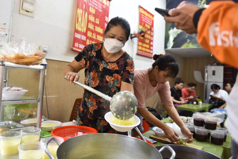 Đối với tiệm cháo nhỏ và vừa, thiết bị giúp quá trình nấu trở nên nhẹ nhàng hơn 