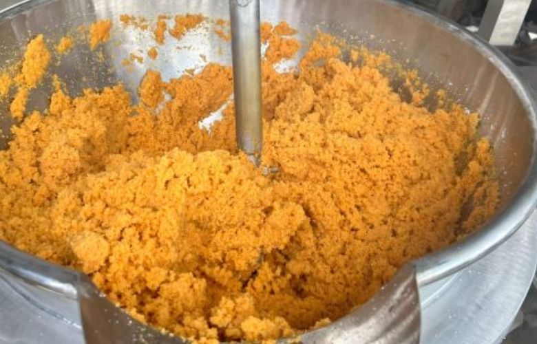 Xưởng bánh dùng chảo xào nhân