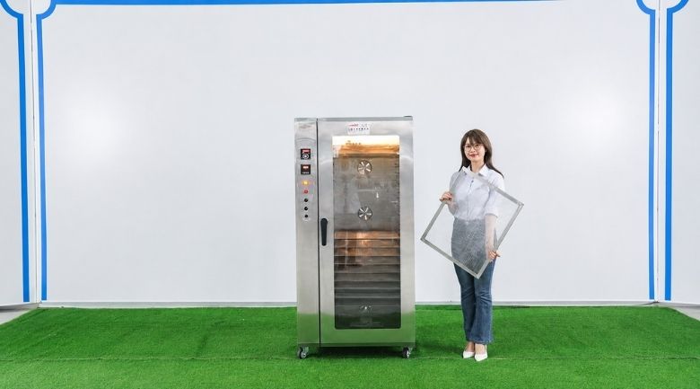 Bước 3: Rửa sạch khay lưới và khay hứng