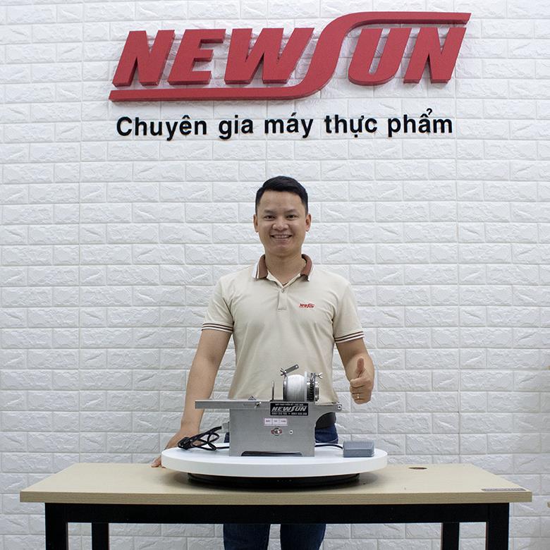 Máy buộc chỉ xúc xích bằng điện giúp tiết kiệm thời gian 