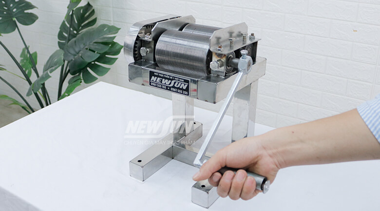 Với máy thái bì lợn quay tay, tốc độ cắt phụ thuộc trực tiếp vào lực quay nên dễ bỉ mỏi