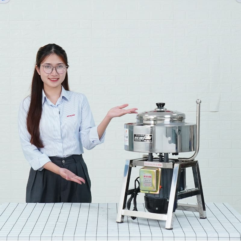 Quy mô hộ kinh doanh, xưởng làm chà bông, khô gà nên đầu tư máy xé thịt vào quy trình vận hành 