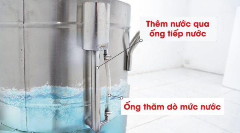 Nồi nấu xôi inox được trang bị ống thăm mực nước và phễu tiếp nước bên ngoài, giúp người dùng dễ dàng quan sát và châm thêm nước 