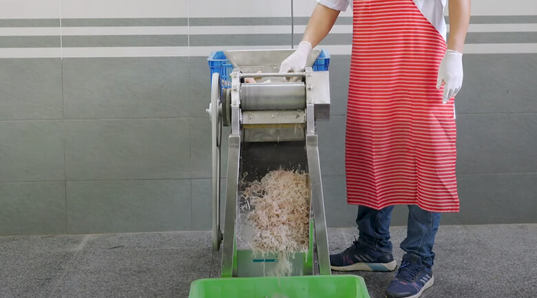 Máy thái bì lợn là thiết bị chuyên dụng dùng để thái phần bì đã sơ chế thành sợi nhanh chóng