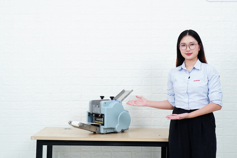 Máy làm vỏ bánh há cảo có thiết kế nhỏ gọn, dễ dàng đặt lên bàn để thao tác
