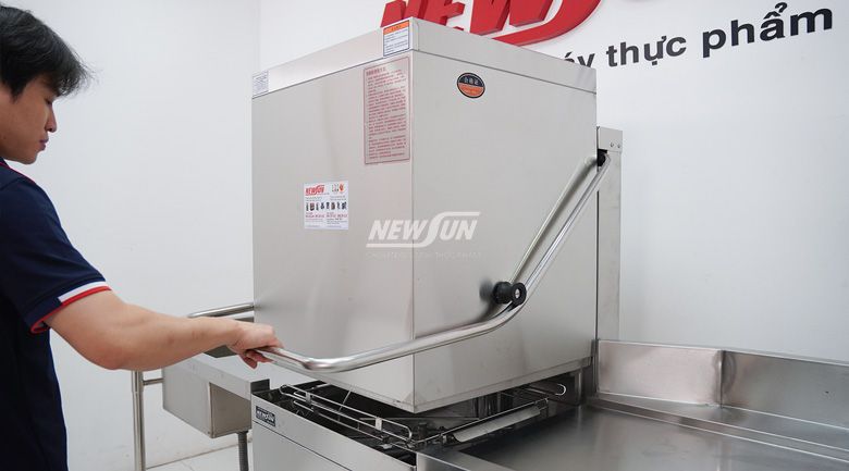 Máy rửa bát công nghiệp cỡ lớn cho bếp ăn tập thể